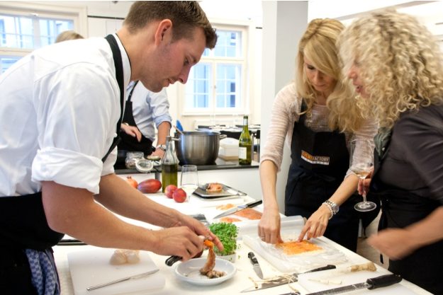 Firmenfeier Stuttgart mit Locationhopping & Kochevent - Profikoch leitet an