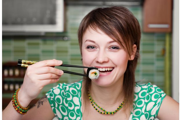 Firmenfeier Stuttgart - Frau isst Maki mit Stäbchen