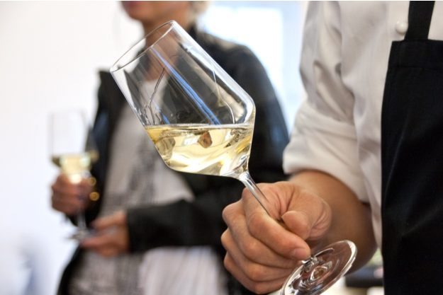 Firmenfeier Stuttgart mit Locationhopping & Kochevent - Weißwein im Glas