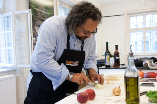 Firmenfeier Stuttgart mit Locationhopping & Kochevent - Mann kocht