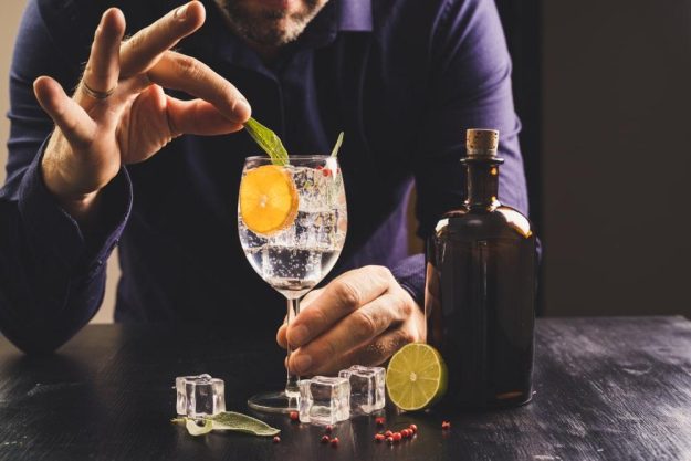 Gin-Tasting Stuttgart: Barkeeper garniert Cocktail