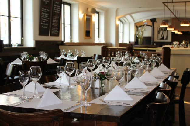 Firmenfeier Stuttgart mit Locationhopping & Kochevent - gedeckte Tafel