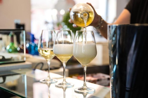 Lunch Stuttgart – Prosecco einschenken