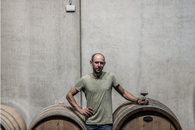 Weinprobe Stuttgart – Marcel mit Weinglas 