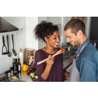 Anfänger-Kochkurs Stuttgart – Paar kocht zusammen