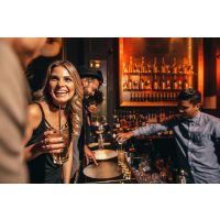 Cocktailkurs Stuttgart – Frau trinkt Cocktail