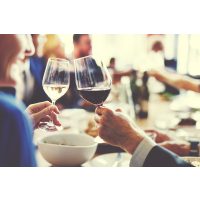 Firmenfeier mit Weinseminar in Ludwigsburg – Kollegen stoßen an