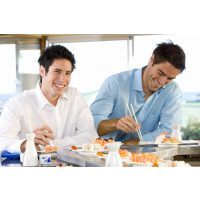 Firmenfeier Stuttgart - Männer essen Sushi