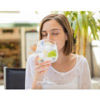Gin-Tasting Stuttgart – Frau genießt Gin Tonic