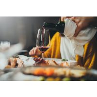 Weinprobe Stuttgart – Frau trinkt Wein