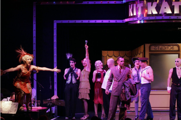 Erlebnisdinner Berlin – Ensemble auf der großen Bühne