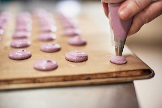 Backkurs Berlin: Macarons-Hälften aufspritzen