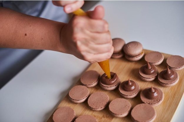 Backkurs Berlin: schokoladig gefüllte Macarons