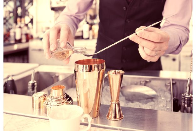 Cocktailkurs Berlin - cooler Barkeeper am Werk