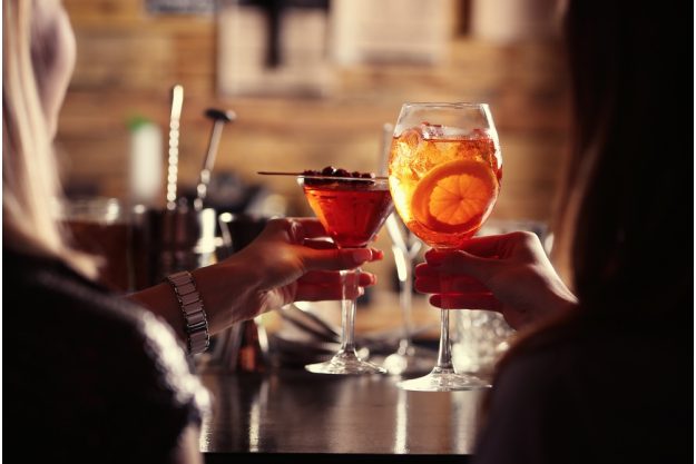 Cocktailkurs Berlin – Frauen trinken Cocktails