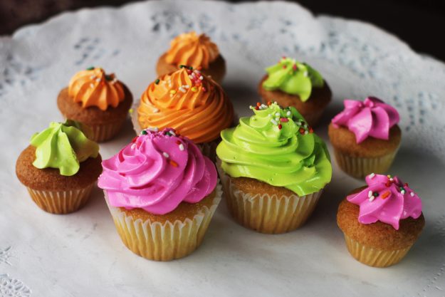 Cupcakekurs-Berlin bunte Cupcakes mit Frosting dekorieren
