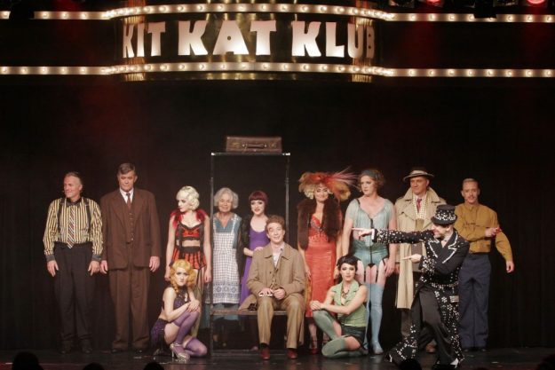 Erlebnisdinner Berlin – Ensemble auf Bühne im Tipi