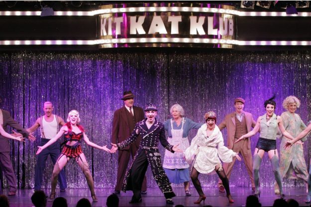 Erlebnisdinner Berlin – Ensemble auf der großen Bühne