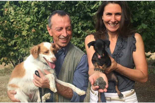 Virtuelle Reise best of Italy virtuelles Event Veranstalterin Beatrix mit Trüffelhunden