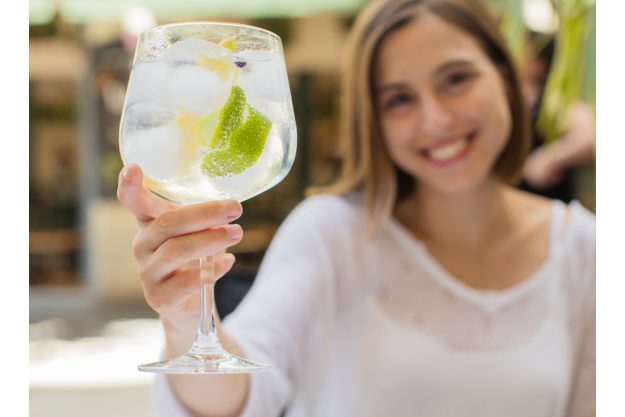Gin-Tasting Berlin – junge Frau trinkt Gin Tonic 