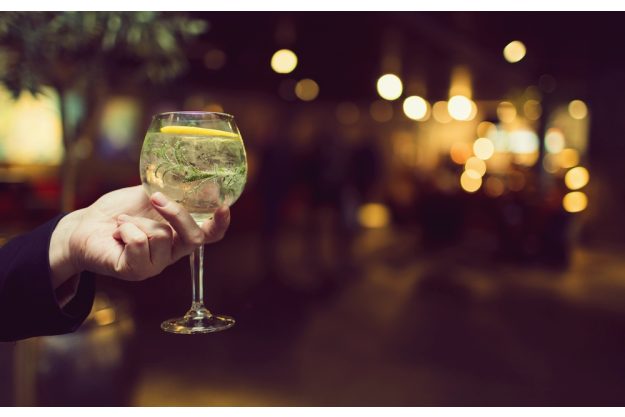 Gin-Tasting Berlin – Frau trinkt Gin Tonic