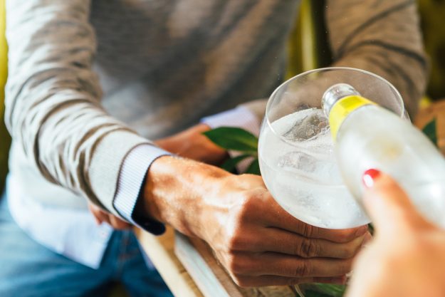 Gin-Tasting Berlin – Tonic Water einschenken