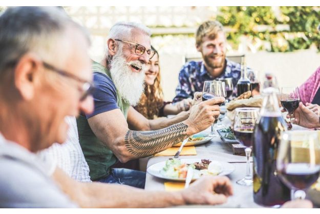 Afrikanischer Grillkurs Berlin: Familie isst gemeinsam