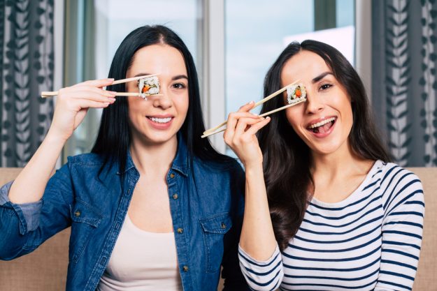 Japan-Kochkurs Berlin – Frauen essen Sushi