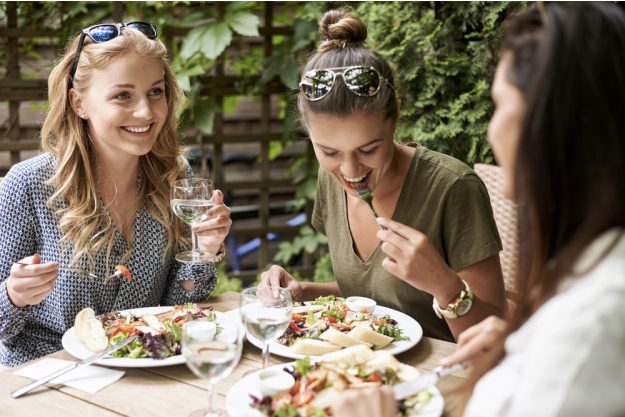 Junggesellenabschied – Freundinnen beim Dinner