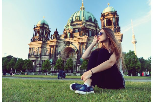 Kulinarische Stadtführung Berlin – junge Frau vor der Berliner Kathedrale