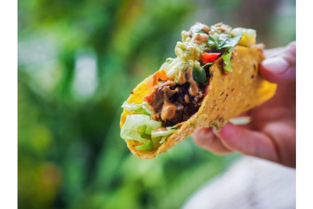 mexikanischer Kochkurs Berlin: Taco in der Hand