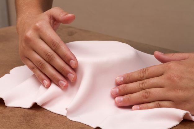 Tortendekorations-Kurs Berlin-Mahlow – mit Fondant einschlagen