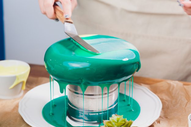 Tortenkurs Berlin – Mirror Glaze verstreichen