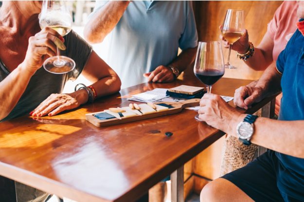 Weinprobe Berlin Prenzlberg – zwei Paare trinken Wein zusammen