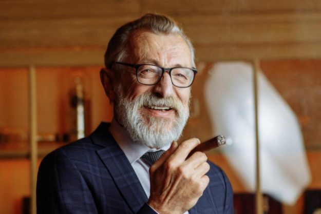 Zigarren-Tasting Berlin – Mann mit Zigarre