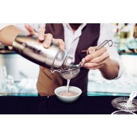 Cocktailkurs Berlin - Bartender seiht Drink ab