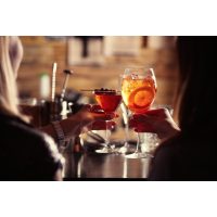 Cocktailkurs Berlin – Frauen trinken Cocktails