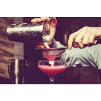 Cocktailkurs-Gutschein – Mann siebt pinken Cocktail