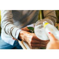 Gin-Tasting Berlin – Tonic Water einschenken