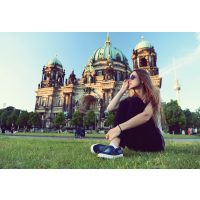 Kulinarische Stadtführung Berlin – junge Frau vor der Berliner Kathedrale
