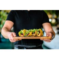 mexikanischer Kochkurs Berlin: Tacos mit Salat servieren