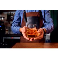 Rum-Tasting Berlin - Barkeeper serviert Rum