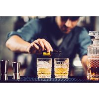 Rum-Tasting Berlin – Barmann mixt Drink mit Rum 