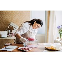 Tortenkurs Berlin – Frau bereitet Torte vor