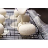 Tortenkurs Berlin – Mirror Glaze auftragen