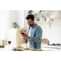 Veganer Kochkurs Online – Mann kocht zuhause