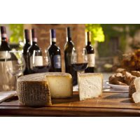 Wein- und Käse-Tasting Berlin – Weinflaschen und Käselaib