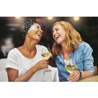 Weinseminar in Berlin - Frauen trinken zusammen Wein
