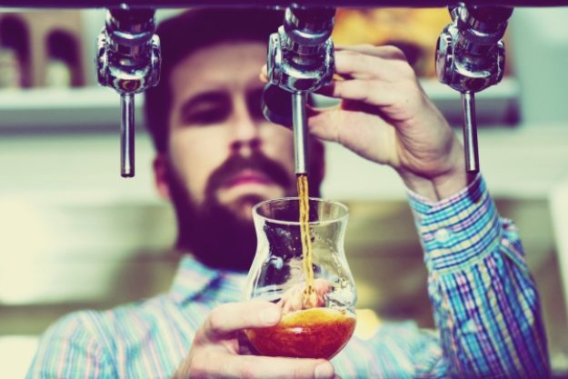 Bierproben-Gutschein – Mann zapft frisches Bier ab