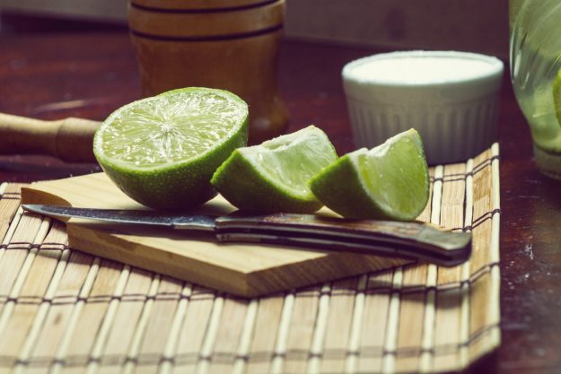 Gutschein Gin-Tasting – Frisch aufgeschnittene Limettenspalten